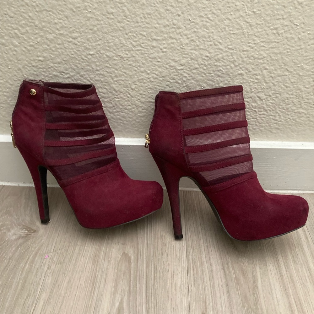 Some marks on the side & a missing zipper handle on back. Pretty, rich color.
